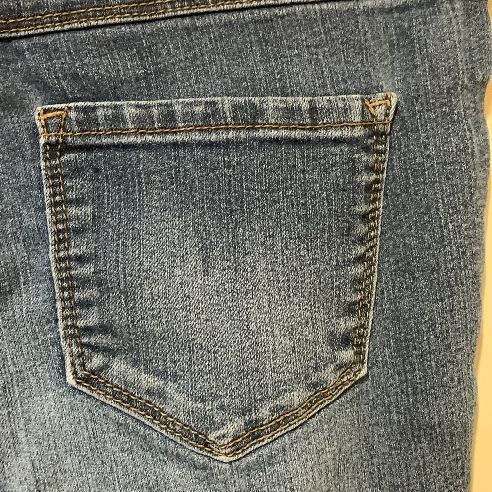 d. Jeans - Picture 7 of 9